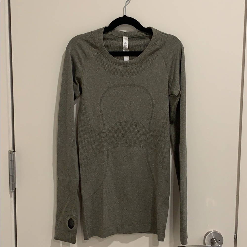 NWOT lululemon sage green swiftly tech LS. Rare